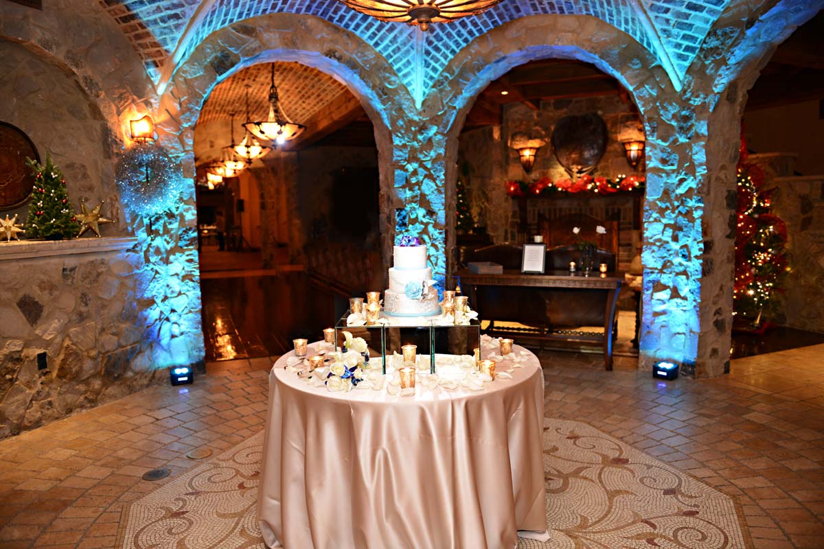 Cake table overview with blue uplighting C_2528