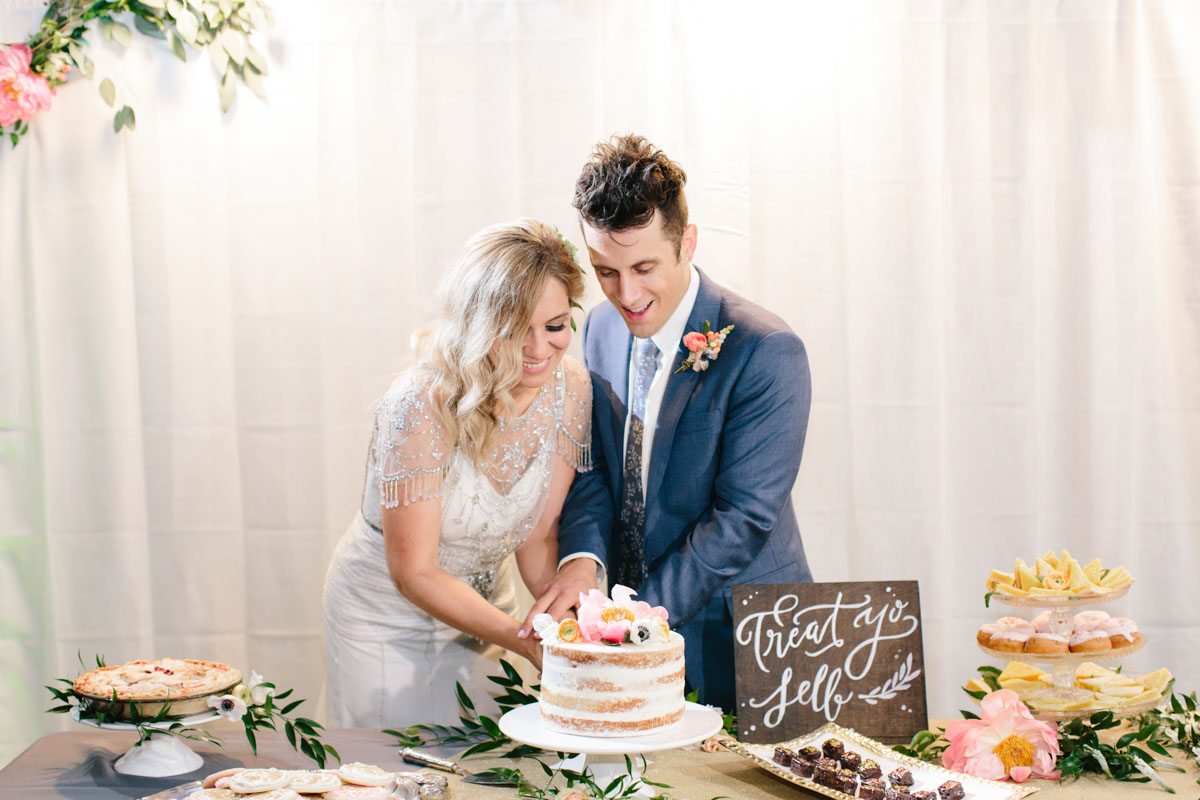 bride-groom-cutting-the-cake-wedding